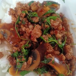 กระเพราไข่เยี่ยวม้าราดข้าว