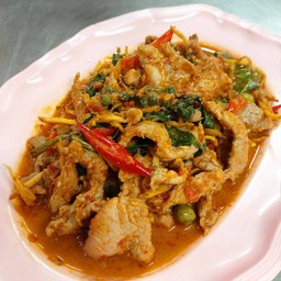 หมูหมักผัดพริกแกง