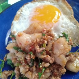 กระเพราปลาดอลลี่ราดข้าว