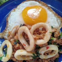 กระเพราปลาหมึกราดข้าว