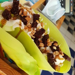 เครปวิปครีมบราวนี่  เม็ดมะม่วงหิมะพานนนน