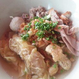 เตี๊ยวต้มยำโบราณ(เจ้โบว์ตลาดล่างเยื้องเต้นรถ)