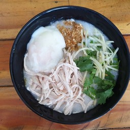 โจ๊กไก่ ใส่ไข่(น้ำซุปหมู )