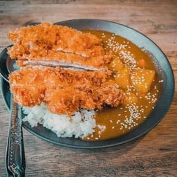 ข้าวแกงกระหรี่ หมูทอดทงคัตสึ