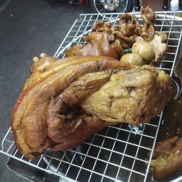 ขาหมูเบิ้ม ๆ และครัวคือลือ เคหะคลองหก