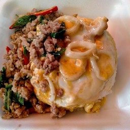 ข้าวไข่ข้นทะเลเพราหมูสับ