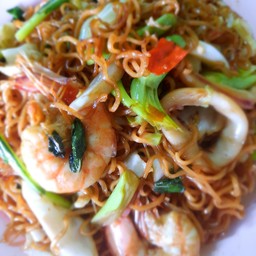 มาม่าผัดขี้เมารวมมิตร