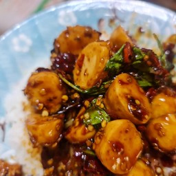 ข้าวกะเพราลูกชิ้นหมู