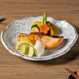 Charcoal grilled salmon with natural salt or teriyaki sauce served with boiled vegetable