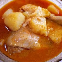 มัสมั่นไก่เสิร์ฟพร้อมข้าวสวย