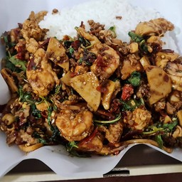 ข้าวกะเพรายอเก่ง หมูยอไง(มีแต่หมูยอน้า)