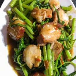 ผัดผักบุ้งหมูกรอบ