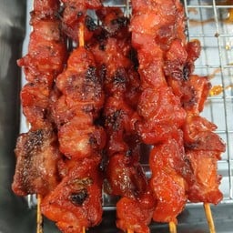 ราดหน้าหมูหมัก-ส้มตำ(โต้รุ่งสถานีรถไฟ)