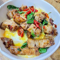 ข้าวไข่ข้นกะเพราหมูกรอบ