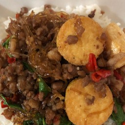 กระเพราวุ้นเส้นหมูสับเต้าหู้ไข่