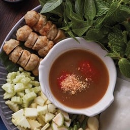 แหนมเนือง Vietnamese Wrapped Grlled Pork Sausage served with Mix Vegetables