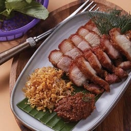 หมุสามชั้นทอดน้ำปลาจิ้มแจ่วบอง Crispy Pork Belly