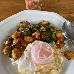 ข้าวกะเพราลูกชิ้นหมู