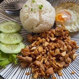 ข้าวกระเทียมราดข้าว