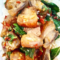 กะเพราหมูกรอบ
