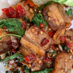 กะเพราหมูกรอบราดข้าว