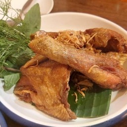 ไก่บ้านทอดน้ำปลา ครึ่งตัว Fried Fishsace Chicken