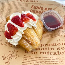 ครัวซองต์ สตรอเบอร์รี่ สตรอเบอร์รี่