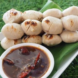 ลูกชิ้นหมูปิ้งแท้เคลือบกะทิ (สั่ง3ไม้ขึ้นไป)