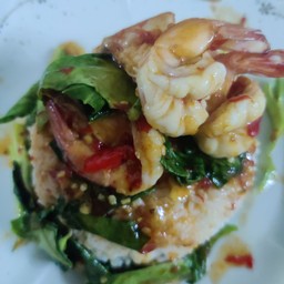 กุ้งคะน้าราดข้าว