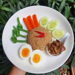 ข้าวผัดน้ำพริกหมูหวาน+ไข่ต้มยางมะตูม