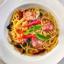 สปาเก็ตตี้ผัดพริกแห้งเบค่อน