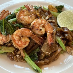 Stir fried rice Noodles with soy sauce and shrimp - ผัดซีอิ้วกุ้ง