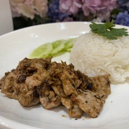 ทอดกระเทียมพริกไทยราดข้าว (Fried Meat with Garlic and Pepper over Rice) #D
