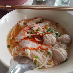 ก๋วยเตี๋ยว หมูสับ ลูกชิ้น