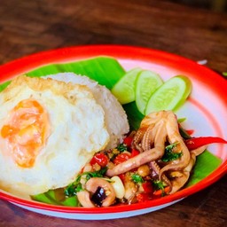 ข้าวกระเพราปลาหมึก ไข่ดาว LM