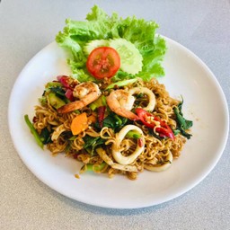 มาม่าผัดขี้เมา (Stir Fried Instant Noodles with Meat and Basil Leaves) #D