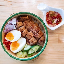 ข้าวหมูสามชั้นทอดน้ำปลา