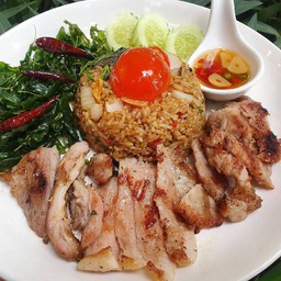 ข้าวคลุกกระเพราคอหมูย่าง+ไข่ดองน้ำปลา