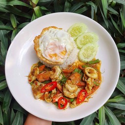 ข้าวผัดพริกแกงทะเล+ไข่ดาว