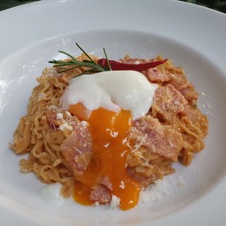 มาม่าคาโบนาร่าต้มยำไข่ลาวา