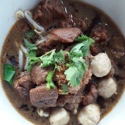 ก๋วยเตี๋ยวป้อมเพชร  ( ไก่มะระ-หมูตุ๋น )