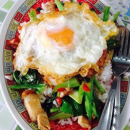 คะน้าหมูกรอบราดข้าว+ไข่ดาว