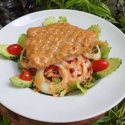 สลัดปลาดอร์รี่ทอดซอสสไปซี่