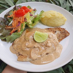 สเต็กปลาดอร์รี่ย่างซอสครีมเห็ด