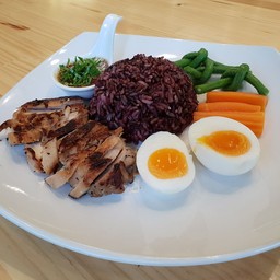 ข้าวอกไก่จิ้มแจ่ว+ไข่ต้มยางมะตูม