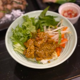 ยำขนมจีนเวียดนาม กระหรี่หมู