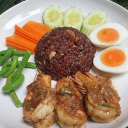 ข้าวผัดน้ำพริกกุ้งสด+ไข่ต้มยางมะตูม