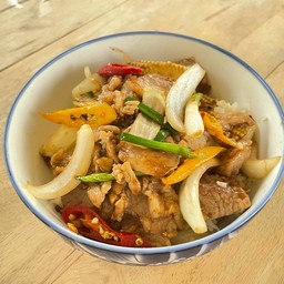 ข้าวหมูสับผัดน้ำมันหอย