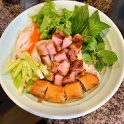 ยำขนมจีนเวียดนามไก่ย่าง