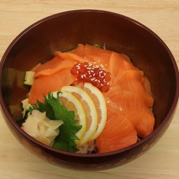 ข้าวหน้าปลาแซลมอน Salmon Donburi